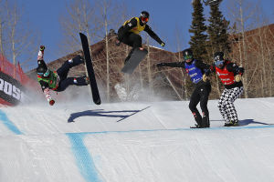 I VM i USA 2019 har Anton i gul väst hoppet under kontroll, medan fransmannen Ken Vuagnoux är illa ute. Anton Lindfors (i gul väst) åker i VM i USA 2019.