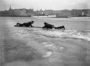 Miestä pelastetaan jäistä (näytös) Helsingin Eteläsatamassa, noin 1900.