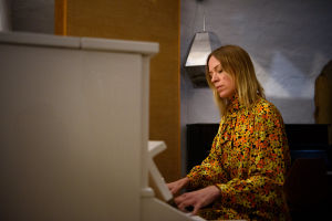 Nu hoppas Frida Hyvönen läget så småningom ska tillåta livespelningar. Kvinna vid piano.