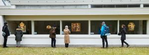 Snart kan danskarna gå in på museer. Här står besökarna utanför Museum Jorn i Silkeborg 6.3.2021. Utställningen har byggts upp så att den kan beskådas utifrån. Besökare utanför Museum Jorn i Silkeborg. En utställning som kan beskådas utifrån. 6.3.2021