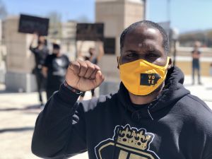 Jurist och aktivist. Gerald Griggs har i flera veckor protesterat mot vallagarna i Georgia. Civilrättsjuristen Gerald Griggs demonstrerar mot republikansk vallag i Atlanta, Georgia.