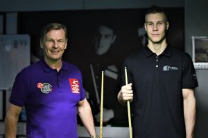 Niva tillsammans med sin mentor, Finlands Mr. Snooker Aki Kauppinen. Aki Kauppinen och Heikki Niva i en snookersal.