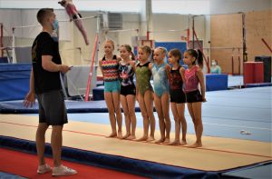 Heikki Nivas flickgrupp tränar gymnastik femton timmar i veckan. Heikki Niva och hans flickgrupp i gymnastik.