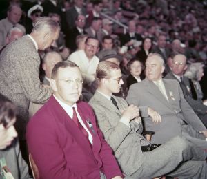 Helsingin olympialaiset 1952. Avajaiset Olympiastadionilla. Kunniavieraskatsomon eturivissä Edinburghin herttua prinssi Philip ja Helsingin kaupunginjohtaja Erik von Frenckell