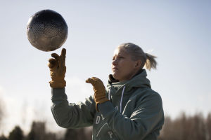Heidi Foxell leker med en fotboll.