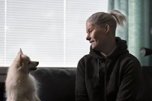 Heidi Foxell skrattar åt hunden Nox.