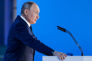 Putin pratade mycket om förväntade ämnen - ekonomi, coronaviruset, internationella relationer. Vladimir Putin vid en talarstol.