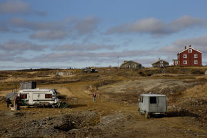 "Welcome till Utmark" har jämförts med både "Twin Peaks" och "Fargo". På bilden syns en skruttig husbil, några röda och bruna hus och en grå paketbil i ett fjällandskap.