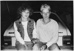 1980-luvulla Martti Jämsä alkoi kuvata rockbändejä ja ennen muuta yleisöä. Nuoripari 1980-luvun alussa Orivedellä. Nuoripari istuu Saabin takapuskurin päällä ja pitää toisiaan kädestä.