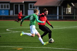 Unga, lovande anfallaren Olli Jakonen är ett av Haglunds nyförvärv i år. Olli Jakonen kämpar om bollen.