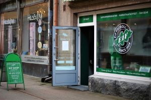 Årets nyhet är en egen shop som säljer supporterprodukter. Även den förverkligad med frivilliga krafter. EIF-Shopen säljer supporterprodukter.