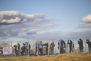 HJK-anhängare bakom ett stängsel.