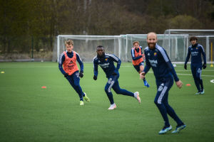 Sommarhalvåret är det Djurgårdens träningsanläggning nedanför Kaknästornet som är träningsplats. Rasmus Schüller på fotbollsträning med andra spelare.