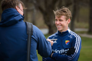 Också det svenska medieintresset för Rasmus Schüller har varit stort och han beskrivs ha fått en succéstart i laget. Rasmus Schüller i intervjusituation vid fotbollsplanen.
