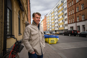 I Vasastan är det bra att bo och Rasmus Schüller ser fram emot att staden och allt den har att erbjuda så småningom öppnar upp i större grad. Rasmus Schüller i gatumiljö i Vasastan i Stockholm.