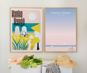 På andra plats i tävlingen kom Mio Okubo från Japan med affischen Space in Hanko-Hangö, som syns till höger i bilden. Två reseplancher på en vägg