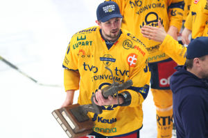 Eetu Koivistoinen valdes till slutspelets MVP. Eetu Koivistoinen med Jari Kurri-pokalen.