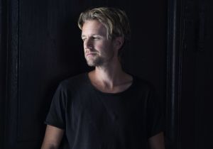 Journalisten och författaren Johan Anderberg har gett ut två reportageböcker tidigare. Nu ska boken om Sveriges coronahantering kanske också bli film. Författarporträtt på Johan Anderberg.