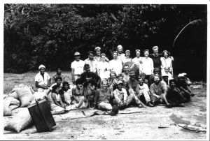 Ensimmäinen suomalainen vapaaehtoisten järjestämä kahviprikaati Nicaraguassa, Cruzeron kylässä, tammikuussa 1985. Tarkoituksena oli auttaa demokraattista prosessia osallistumalla kahvin poimintaan. Jussi Pakkasvirta istuu maassa kuvan keskellä, jalat suorassa. Joukko nuoria ryhmäkuvassa kahviviljelmillä Nicaraguassa.