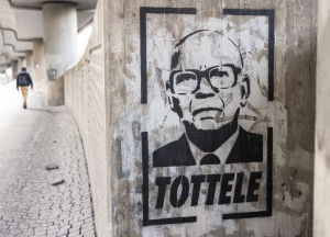 Betoniin maalattu graffiti presidentti Kekkosesta, jonka alapuolella on teksti: tottele