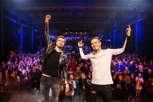 Darude ja Sebastian Rejman yleisön edessä Logomon lavalla UMK19 showssa