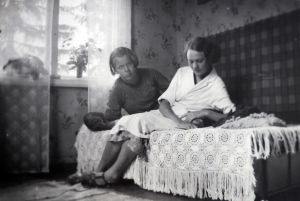 Anni serkkunsa Inkerin kanssa
