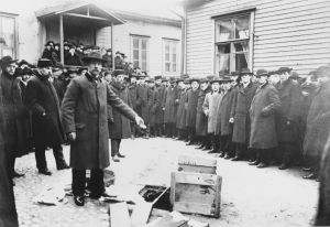 Raittiusyhdistys Koiton pihassa kaadetaan maahan väkijuomia 1905.
