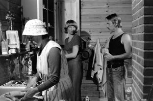 Eila Roine, Liisa Roine ja Seppo Mäki tv-draamassa Seikkailu Olavinlinnassa (1977).