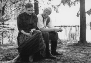 Elina ja Akseli (Titta Karakorpi ja Aarno Sulkanen) elokuvassa Täällä Pohjantähden alla (1968).