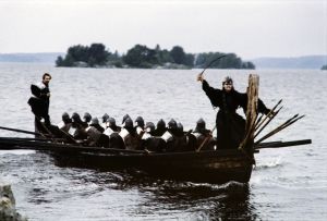 Näyttelijä Kristiina Halkola Pohjolan emäntänä tv-sarjassa Rauta-aika. Pohjolan emäntä seisoo veneessä. 