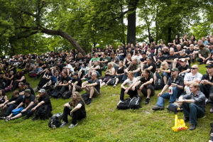Tuska-yleisöä istumassa nurmikolla vuonna 2010