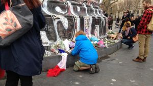 Terrorattackerna i Paris, i november 2015 krävde över 100 liv. Det här var en förvarning om vad som komma skulle under år 2016. Parisbor sörjer tillsammans.
