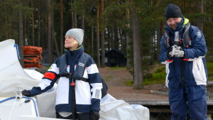 Terhi Nissinen har börjat segla för bara en dryg månad sedan. En kvinna och en man i en segelbåt