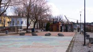 Förslaget är att flytta torgförsäljarna från Rådhustorget hit till åstranden. Nationalstadsparksbilden ska ändå inte täckas av torgstånd, utan placeras på den rödaktiga ytan. Östra åstranden.