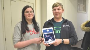 Datanomstuderandena Niina Lankinen och Jonas Sjögård går inte på e-sportprogrammet, men har involverats i det genom andra studieuppgifter. Niina och Jonas med pekplattan i handen.