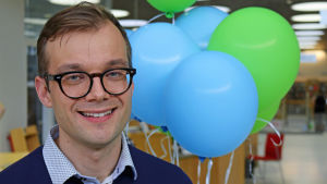 Mies Kuopion kaupunginkirjastossa.
