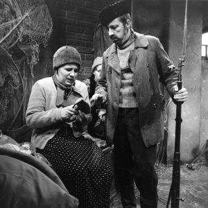 Näyttelijät Ritva Valkama (Martta) ja Veijo Pasanen (Lennu) tv-draamassa Lennu (1967). 
