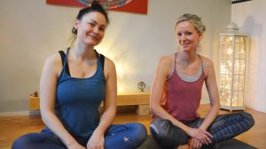 Sofia Broberg-Vuorio och Catharina Forsström. Jogadragaren Catharina Forsström (t.h.) och jogautövaren Sofia Broberg-Vuorio