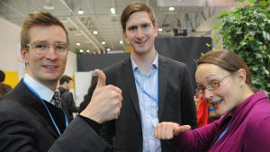 Oras Tynkkynen (vas.), Jonas Biström ja Kaisa Kosonen. Oras Tynkkynen, Jonas Biström ja Kaisa Kosonen Pariisin ilmastokokouksessa 2015.