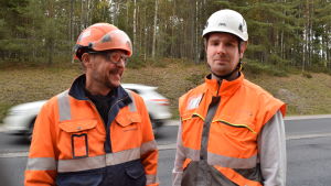 Petri Heinimäki och Atte Lyytikäinen tycker uppmanar bilisterna att sakta ner rejält när de kör förbi asfaltläggarna. Petri Heinimäki och Atte Lyytikäinen från Lemminkäinen