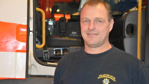 Peter Blåberg är nu förman både för brandmännen och ambulanspersonalen. Peter Blåberg är förman vid räddningsverket i Ekenäs, nu för både brandmännen och ambulanspersonalen.