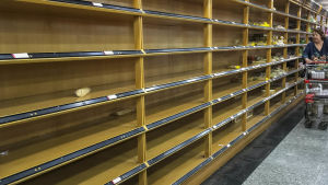 Hyllorna i butiker och apotek gapar tomma i Venezuela Bild från en matbutik med tomma hyllor i Venezuela.