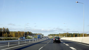 På en del av Smedsby omfartsväg låter man hundrabegränsningen bli kvar över vintern. Smedsby omfartsväg, morgontrafik,