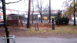Kesämäenrinteen koulun piha ilman oppilaita