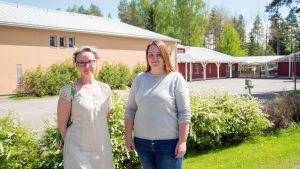 Byarådsmedlemmarna Pia Smeds och Hanna Ölander-Nilsson framför Veikars skola. Pia Smeds och Hanna Ölander-Nilsson framför Veikars skola.