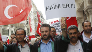 Turkiska advokater i Istanbul protesterar mot kuppförsöket. "Förrädare" står det på plakatet.