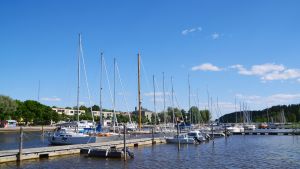 Muddringarna inleds söder om Alexandersgatans bro. Flytande brygga på västra åstranden vid gångbron i Borgå.