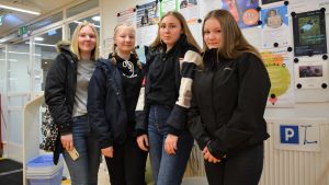 Ellen Creutziger, Ada Tuulari, Cecilia Lindberg och Erin Markkanen är på biblioteket medan de väntar på bussen. Fyra flickor.