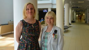 Outi Hirvonen och Mira Huhtala är cancerläkare vid ÅUCS och har specialkompetens i palliativ medicin. Outi Hirvonen och Mira Huhtala poserar i sjukhusets aula.
