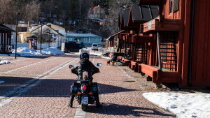 Våren och motorcyklarna har hittat till Skeppsbron. Motorcykel på Skeppsbron.
